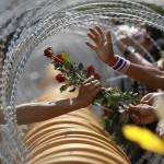 Примеры проявления любви и человечности на акциях протеста